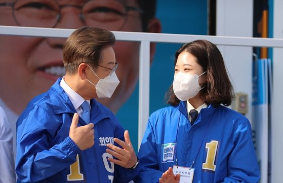 (왼쪽)이재명 더불어민주당 총괄선거대책위원장과 박지현 공동비대위원장. 연합뉴스