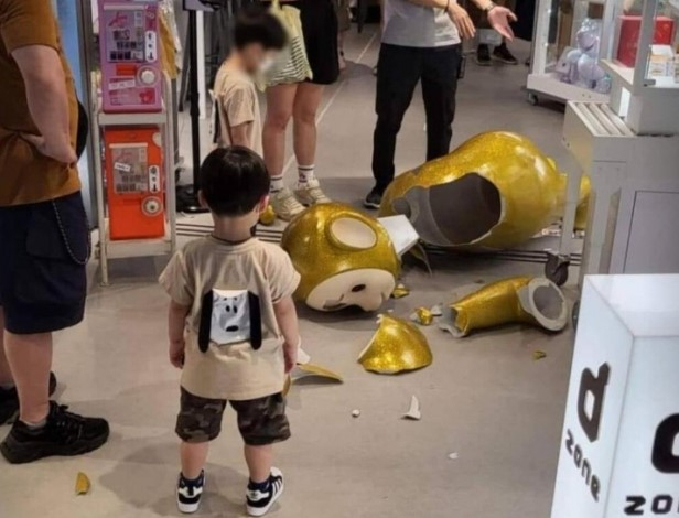 홍콩의 한 대형 장난감 가게에서 텔레토비 조형물이 부숴진 모습. 트위터 캡처