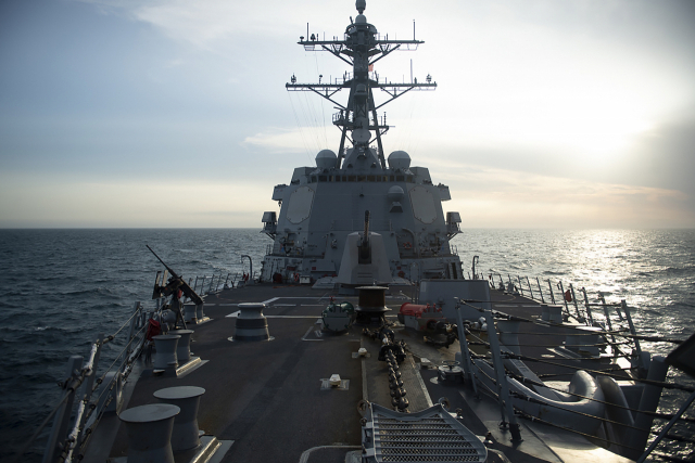 미국 해군 7함대 소속 알레이버크급 미사일 구축함 '샘슨'(DDG-102)이 지난달 26일 대만해협을 항해하고 있다. 미 해군 함정이 대만해협을 통과한 것은 올해 들어 세 번째다. 중국은 이를 '공개적인 도발'로 규정하면서 강력히 반발했다./미 태평양사령부 제공