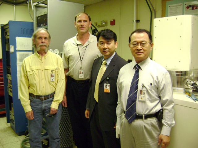 최상혁(오른쪽) 미국 나사 랭글리연구소 수석연구원이 연구실에서 동료들과 포즈를 취하고 있다. 최 수석연구원은 한국이 우주 강국이 되기 위해서는 우주개발 프로젝트에 기업이 적극 참여하는 것이 중요하다고 강조했다.