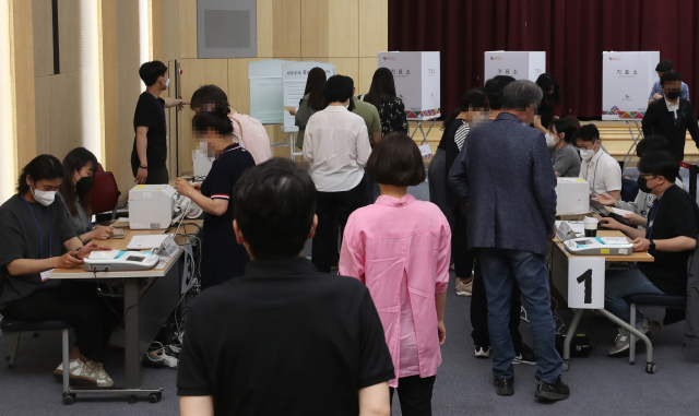 27일 울산 남구청 강당에 설치된 사전투표소에서 유권자들이 사전투표를 하기 위해 줄 서서 기다리고 있다. / 연합뉴스