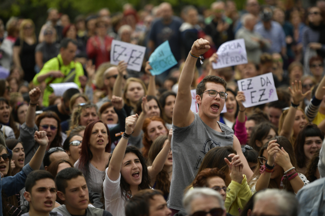 2018년 4월 27일(현지 시간) 스페인 북부 도시 팜플로나 법원 앞에서 시민들이 10대 여성을 집단 성폭행한 남성들이 '솜방망이' 처벌을 받은 데 항위하는 시위를 하고 있다.AP연합뉴스