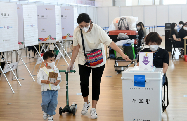 소중한 투표 행사하는 미래 유권자
