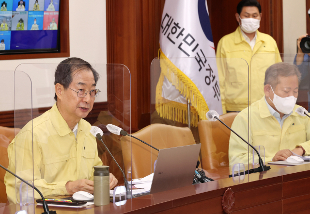 한덕수 국무총리가 27일 정부서울청사에서 열린 코로나19 대응 중앙재난안전대책본부 첫 회의를 주재하고 있다. 연합뉴스