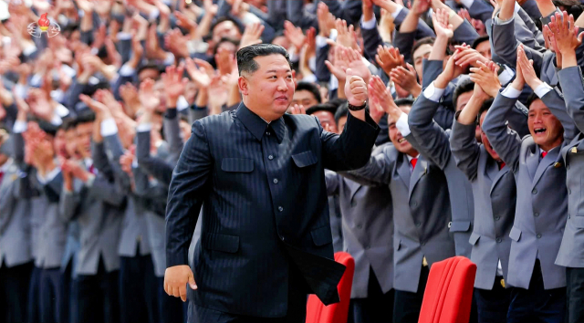 김정은 북한 국무위원장이 1일 조선인민혁명군 창설 90주년 (4월 25일) 기념 열병식에서 환호를 받으며 걸어가고 있다. 연합뉴스