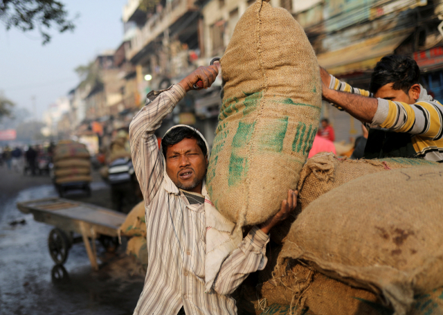인도 델리에 있는 한 시장에서 노동자가 포대를 나르고 있다. 로이터연합뉴스