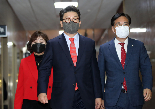 권성동 국민의힘 원내대표가 지난 26일 박병석 국회의장을 만나기 위해 국회의장실로 향하고 있다. / 성형주 기자