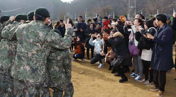 육군 신병들이 수료식에서 가족들과 함께 사진을 찍고 있다. /연합뉴스