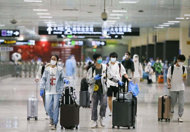 22일 중국 상하이의 훙차오역에 환승객들이 도착하고 있다. 상하이는 이날부터 3·6·10·16호선 등 전철 노선 4개를 봉쇄 조치 이후 51일 만에 재가동했다. /연합뉴스