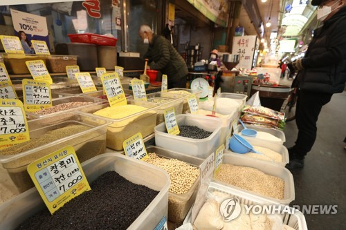 서울의 한 전통시장의 곡물가게. 연합뉴스