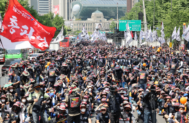 민주노총 화물연대가 28일 숭례문 앞 도로에서 총파업 결의대회를 하고 있다. 연합뉴스