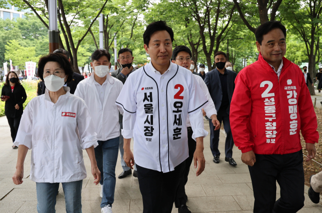 오세훈 국민의힘 서울시장 후보가 28일 서울시 성동구 서울숲 군마상 대로변 앞에서 열린 유세를 마친 뒤 서울숲을 순회하고 있다.연합뉴스