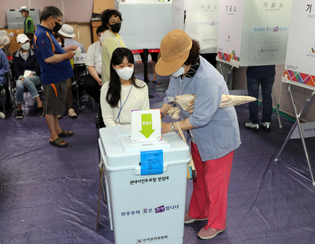 28일 인천시 계양구 계산2동 행정복지센터에서 유권자들이 사전투표를 하고 있다. 연합뉴스