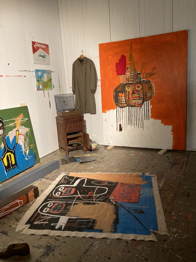 57그레이트 존슨 가 스튜디오를 복원한 공간에서는 바스키아가 입었던 트렌치 코트, 주황색 그림 ‘무제'(1984)를 비롯한 다수의 작품들을 살펴볼 수 있다.