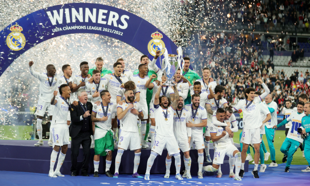 레알 마드리드 선수들이 UEFA 챔피언스 리그 우승트로피인 ‘빅이어’를 들어 올리며 대회 통산 14번째 우승의 기쁨을 만끽하고 있다. EPA연합뉴스