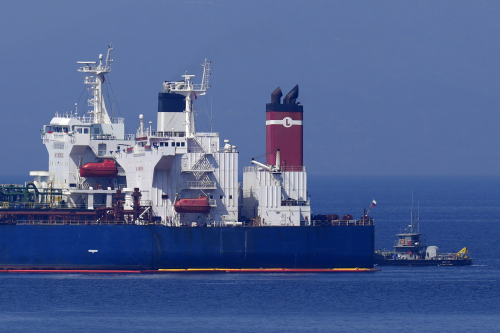 27일(현지시간) 그리스 에비아섬 카리스토스항에 정박해 있는 이란 국적 유조선 라나호(기존 페가스호)에서 원유를 다른 선박에 옮기는 작업이 진행되고 있다. AP연합뉴스