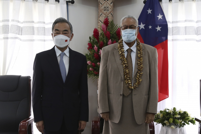 왕이(왼쪽) 중국 국무위원 겸 외교부장이 28일 사모아의 수도 아피아에서 투아말라이 알리파노 사모아 국가 원수와 회담에 앞서 기념 촬영을 하고 있다. 신화연합
