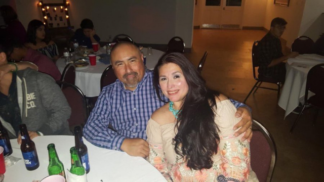 미국 텍사스주 소도시 유밸디의 롭 초등학교에서 발생한 총격 참사로 숨진 교사 이르마 가르시아(오른쪽)의 남편 조 가르시아가 26일(현지시간) 추모 행사에 참석한 뒤 집에서 심장마비로 숨진 채 발견됐다. 트위터 캡처