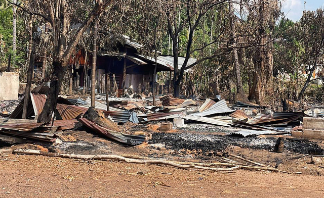 4일(현지 시간) 미얀마군의 공습으로 불에 탄 동부 지역 마을의 모습이 인도주의 단체에 의해 공개됐다.AFP연합뉴스