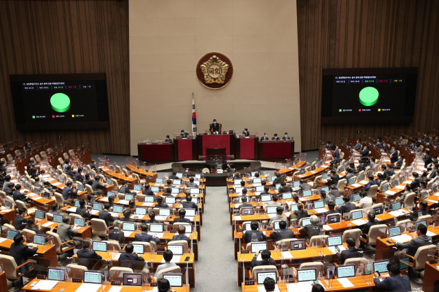 29일 국회에서 열린 본회의에서 강원특별자치도 설치 등에 관한 특별법안이 통과되고 있다. / 연합뉴스