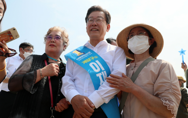 더불어민주당의 이재명 인천 계양을 국회의원 보궐선거 후보가 29일 인천 계양구 김포도시철도 기지창 인근에서 '지하철 9호선 계양 연장 공약'을 발표한 뒤 지지자들과 기념촬영하고 있다. 성형주 기자