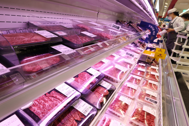지난 23일 서울의 한 대형마트에서 돼지고기·소고기 등을 판매하는 육류 코너. 연합뉴스