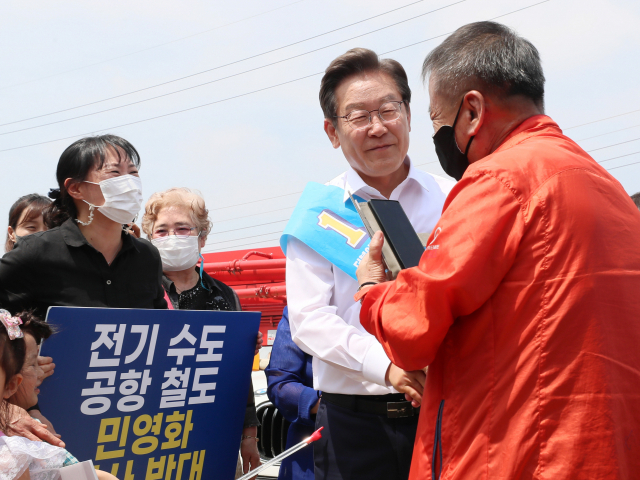 이재명 더불어민주당 인천 계양을 국회의원 보궐선거 후보가 지난 29일 인천 계양구 김포도시철도 기지창 인근에서 지지자들과 인사하고 있다. /성형주 기자