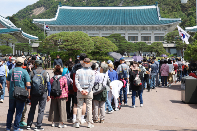 청와대 본관 및 관저 건물이 일반에 공개된 26일 시민들이 청와대 본관 입장 순서를 기다리고 있다. 연합뉴스