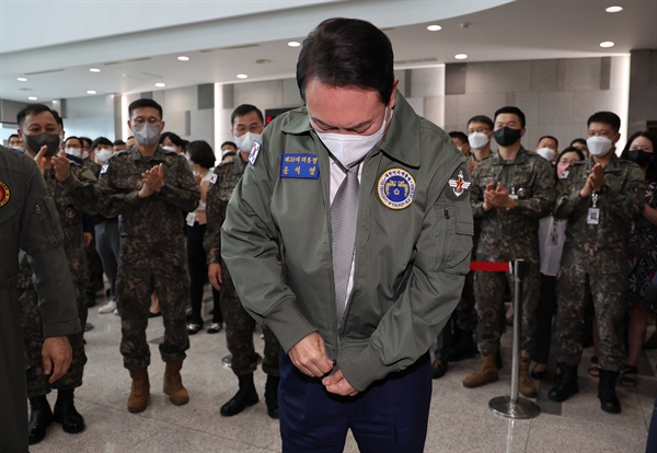 윤석열 대통령이 30일 오전 서울 용산 국방부·합참 청사를 방문해 선물 받은 공군 항공점퍼를 입고 있다./연합뉴스