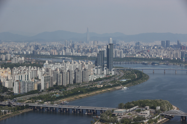 여의도 63스퀘어에서 본 서울 아파트.연합뉴스