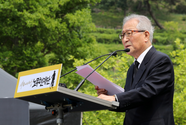 정세현 전 통일부 장관이 23일 경남 김해시 진영읍 봉하마을에서 엄수된 노무현 전 대통령 서거 13주기 추도식에서 추도사를 하고 있다./연합뉴스