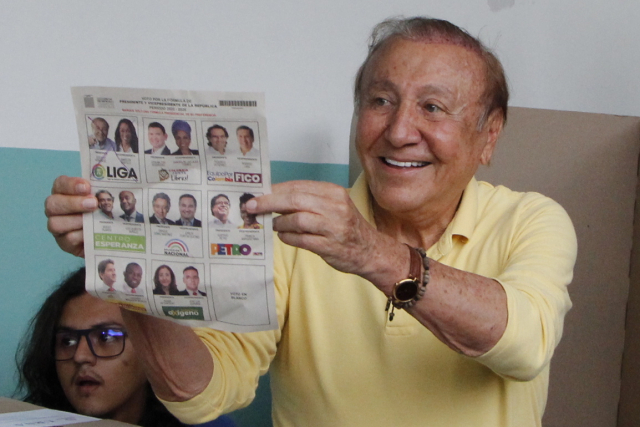 29일(현지시간) 콜롬비아 부카라망가에서 로돌포 에르난데스 대통령 후보가 투표용지를 들어보이고 있다. EPA연합뉴스