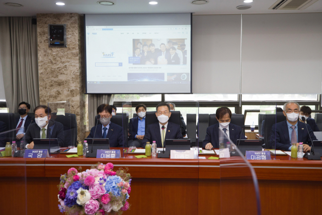 이종호(가운데) 과학기술정보통신부 장관이 30일 대전 KAIST에서 열린 반도체 인재양성 간담회에서 인사말을 하고 있다. 사진제공=과학기술정보통신부