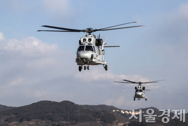 해병대 기동상륙헬기 '마린온'부대가 기동 비행을 하고 있는 모습. 우리 정부와 군은 마린온을 기반으로 국산 소해헬기를 개발할 예정이다. /사진제공 해병대