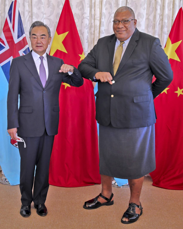 왕이(왼쪽) 중국 국무위원 겸 외무부장이 윌리엄 카토니베레 피지 대통령과 20일(현지시간) 피지 수도 수바의 연방의회에서 만나 인사를 나누고 있다.AP연합뉴스