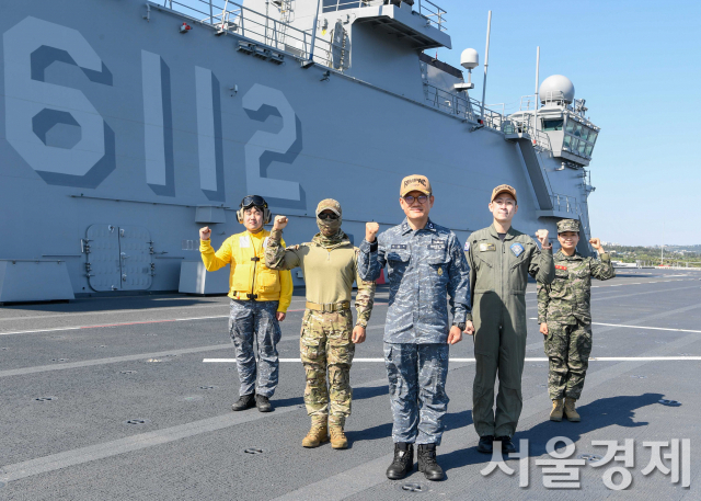 올해의 림팩 참가차 출항 준비에 나선 우리 해군의 전단장을 맡은 안상민 제독(가운데)이 31일 장병들과 마라도함 비행갑판에서 임무 완수의 각오를 다짐하고 있다. /사진제공=해군