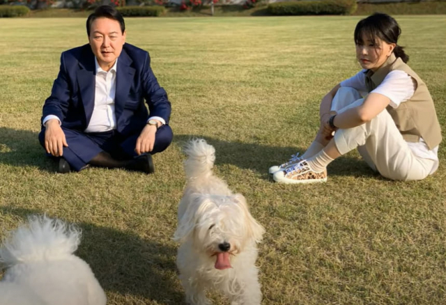 윤석열 대통령과 김건희 여사가 서울 용산 대통령실 앞 잔디 광장에서 반려견들과 시간을 보내는 모습이 SNS를 통해 29일 공개됐다. /연합뉴스