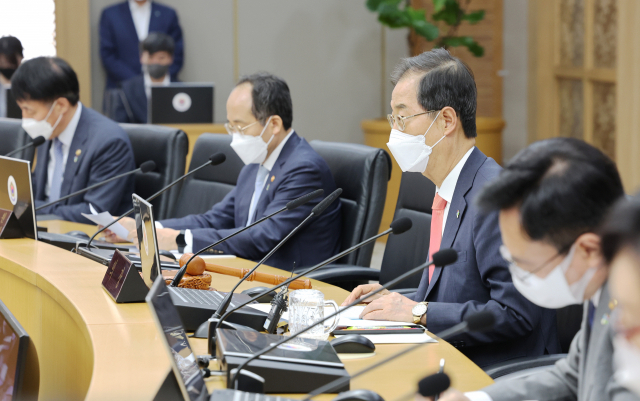 한덕수(오른쪽 두번째) 국무총리가 31일 세종시 정부세종청사에서 서울과 영상으로 연결해 열린 국무회의를 주재하고 있다./연합뉴스