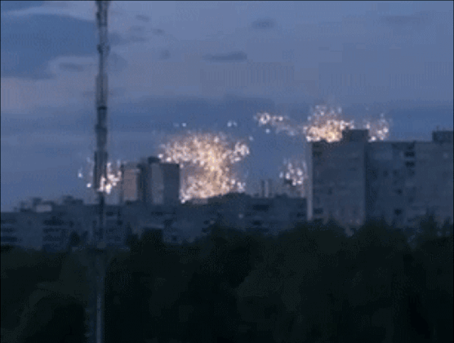 지난 14일에도 러시아군은 마리우폴의 아조우스탈 제철소에 백린탄을 사용해 공격을 지속했다. 트위터 캡처