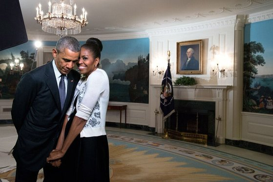 버락 오바마가 2017년 2월 14일 미국 대통령 재임 당시 발렌타인데이를 맞아 미쉘 오바바와 백악관 집무실에서 함께 찍은 사진./사진=트위터 캡처