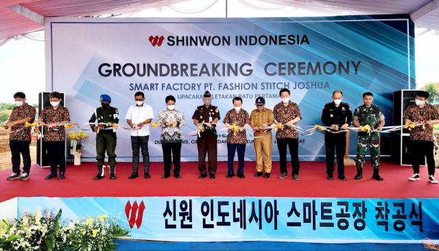 박성철 신원 회장(가운데)과 박정주 대표이사(좌측 두번째)가 31일 인도네시아 스마트공장 착공식에서 테이프 커팅을 하고 있다. 사진 제공=신원