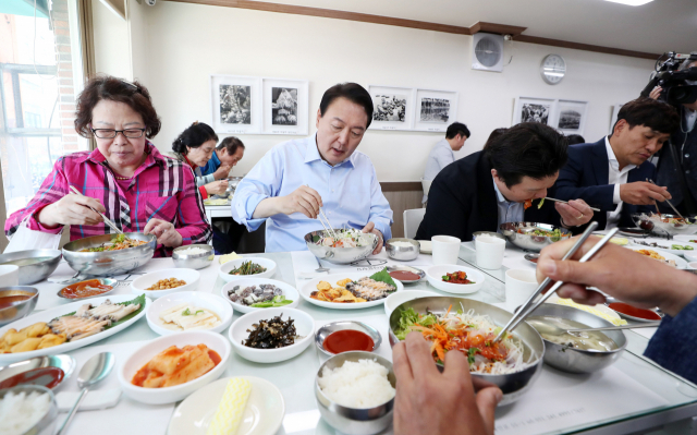 윤석열 대통령이 31일 부산 중구 자갈치시장을 방문해 어업인 및 시장 상인과 오찬 간담회를 하고 있다. 부산=연합뉴스