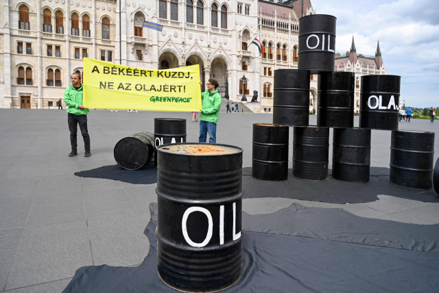 30일(현지 시간) 헝가리 부다페스트 의회 앞에서 환경운동가들이 EU의 러시아산 석유 금수 조치에 동의할 것을 요구하는 시위를 벌이고 있다. AFP연합뉴스