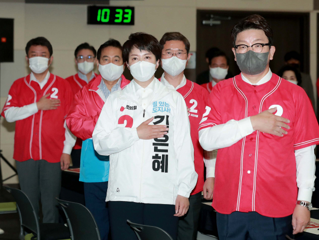 권성동 국민의힘 원내대표(오른쪽)와 김은혜 경기지사 후보 등 당 지도부가 지난 20일 오전 일산 킨텍스에서 열린 '중앙선대위 경기 현장회의'에서 국민의례를 하고 있다./성형주 기자