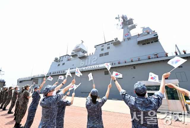 2022년 림팩훈련 참가하는 우리 해군 전단 함정이 31일 제주해군기지에서 동료 장병들의 환송을 받으며 출항에 나서고 있다./사진제공=해군