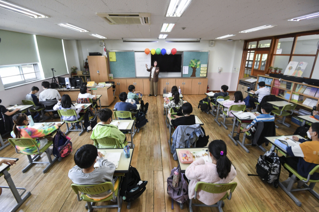 서울 광진구 광장초등학교 학생들이 지난 2일 가림판이 제거된 자리에서 수업을 듣고 있다. 연합뉴스