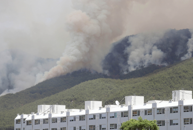 31일 오후 경남 밀양시 부북면 춘화리에서 발생한 산불이 바람을 타고 확산하고 있다. 밀양=연합뉴스