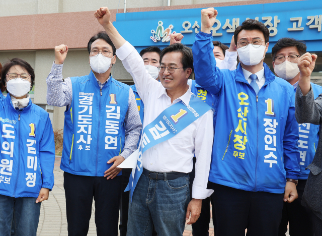 90도 인사한 김동연 '경기북부, 특별자치도로'…남편 등판한 김은혜'경기, 기회의 땅으로'