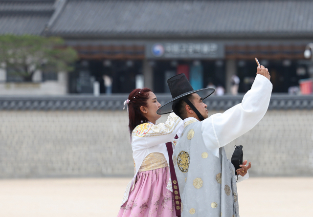 31일 서울 경복궁을 찾은 외국인 관광객들이 한복을 입고 기념촬영 중이다. /연합뉴스