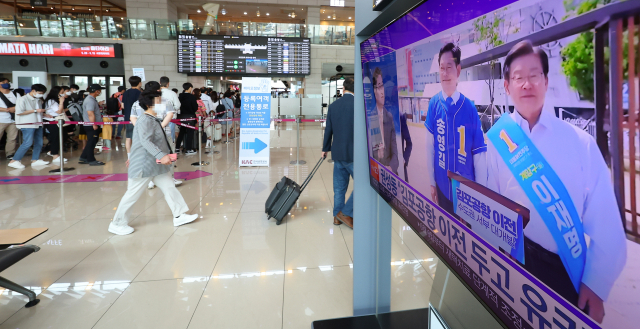 김포공항 이전 이슈가 6·1 지방선거와 국회의원 보궐선거의 이슈로 확산하고 있는 31일 오전 서울 김포공항 국내선 탑승장에 설치된 TV 화면에 관련 뉴스가 나오고 있다./연합뉴스